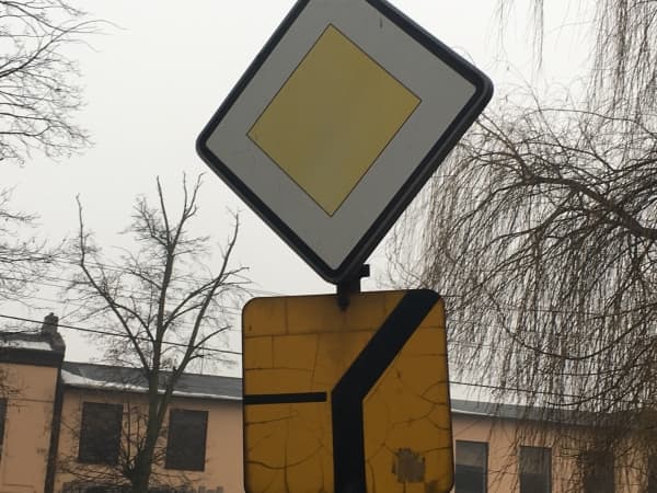 Wymiana znaków na drogach powiatu 