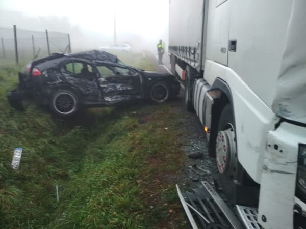 Wypadek w Jedlnie Pierwszym. Samochód osobowy uderzył w ciężarówkę