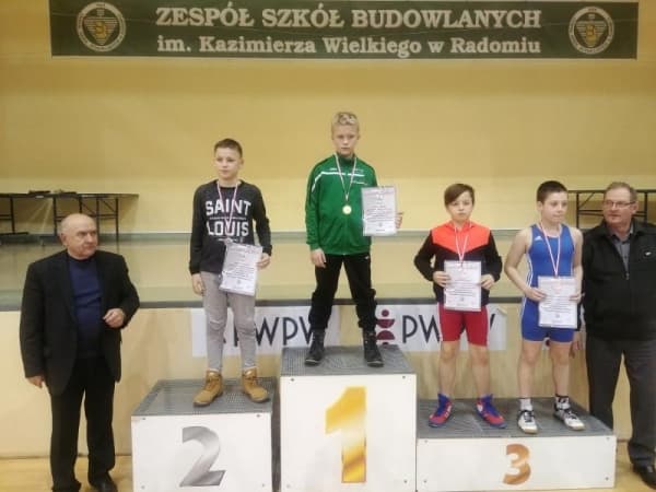 Zapaśnicy ZKS Radomsko z medalami 