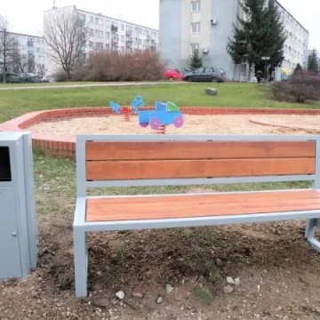 Nowe ławki i kosze w Parku Solidarności