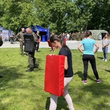 Żołnierze uczą w Radomsku kobiety podstaw samoobrony