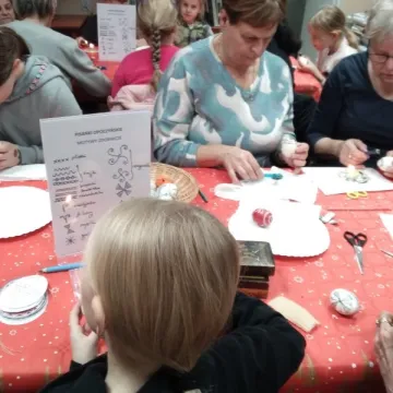 Pisanki i pająki ludowe ożywiły tradycję w Gidlach