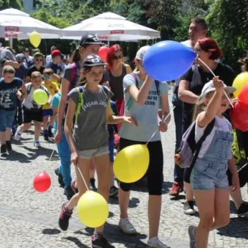 Barwny korowód z okazji Dnia Dziecka