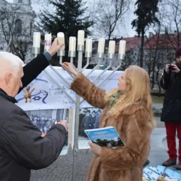 Zapalili chanukowe świece na placu 3 Maja w Radomsku