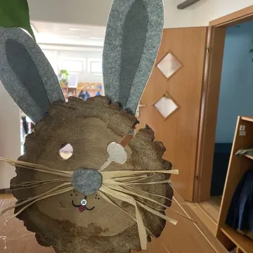 Zajączek ukrył się w PP nr 5 w Radomsku. Dzieci ruszyły na poszukiwania