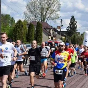 Mateusz Ojrzyński z RUNdomsko wygrywa bieg „Strażacka10-tka” w Poczesnej