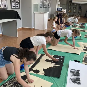 Radomszczańskie pejzaże oczami dzieci. Warsztaty prof. Wiatra w Muzeum w Radomsku