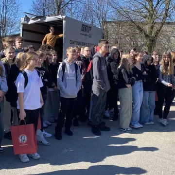 Foto budka, pokazy, poznawanie szkoły. Dzień  Otwarty w ZSP w Kamieńsku