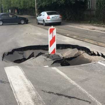 Potężna dziura w jezdni na ul. Krasickiego w Radomsku