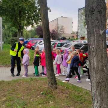 Policjanci z Radomska uczą przedszkolaków zasad bezpieczeństwa na drodze