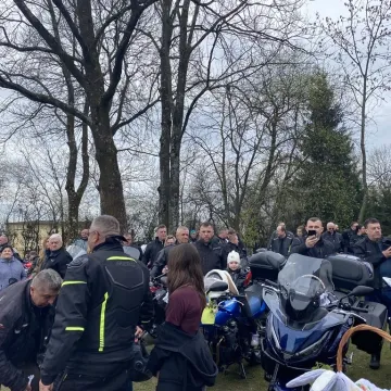 Tłumy motocyklistów i mieszkańców w Strzałkowie. Kolejna Moto Święconka za nami