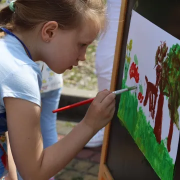 Przedszkolaki malowały w plenerze