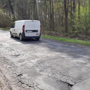 Dziurawa droga w gminie Masłowice. Doraźne łatanie nie pomaga