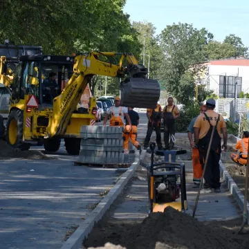 Piotrków Tryb.: trwają prace brukarskie na ul. Broniewskiego