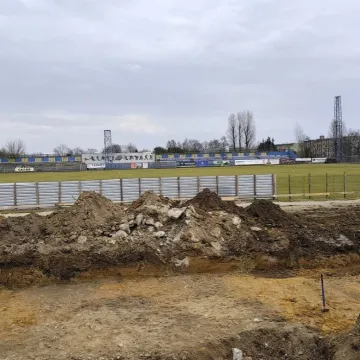 Na stadionie przy Brzeźnickiej buduje się nowa trybuna dla kibiców
