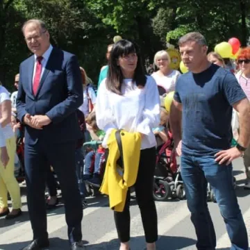 Barwny korowód z okazji Dnia Dziecka