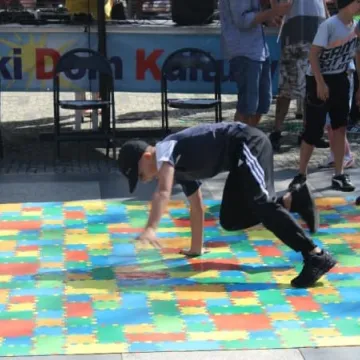 Taneczna wojna na placu 3 Maja