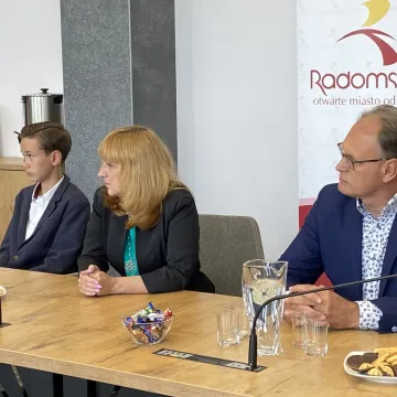 Młodzi tenisiści UMLKS Radomsko z prezentem dla prezydenta