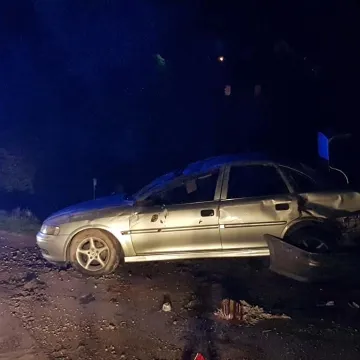 Samochód dachował. Dwie osoby trafiły do szpitala