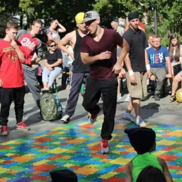 Taneczna wojna na placu 3 Maja