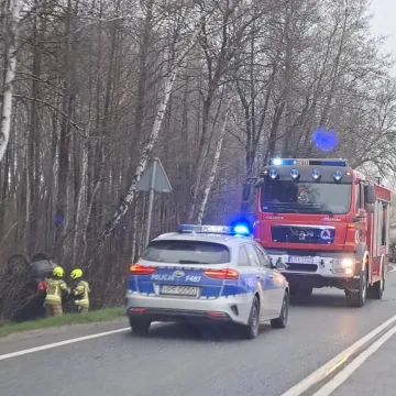[AKTUALIZACJA] Gm. Kamieńsk: samochód wypadł z drogi i dachował