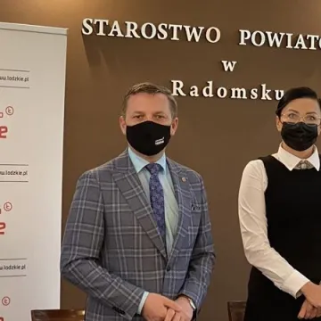 I LO w Radomsku doczeka się nowoczesnego boiska. Wicemarszałek podpisał umowę