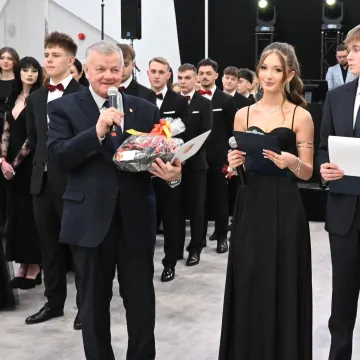 Polonez i odliczanie do matury. Studniówka ZSE w Radomsku