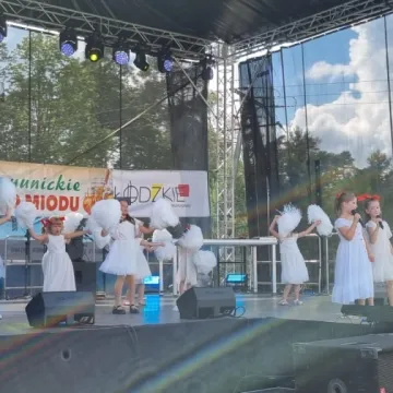 Słodka zabawa z miodem w Gomunicach