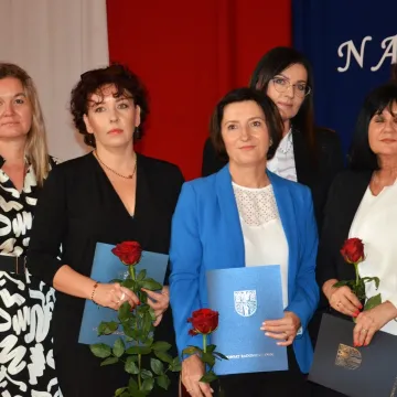 Medale i nagrody dla pracowników powiatowych placówek oświatowych