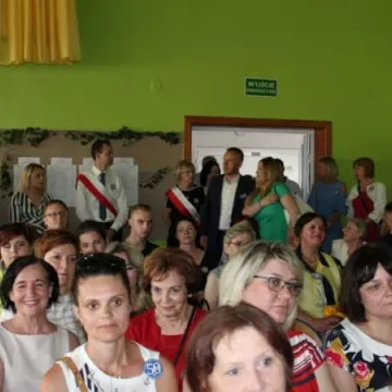 PSP 8 w Radomsku nadano imię „Przyjaciół Dzieci”. Uroczystości 50-lecia