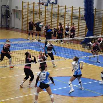 Rywalki za mocne. Siatkarki Volley Radomsko przegrywają z liderem z Ozorkowa