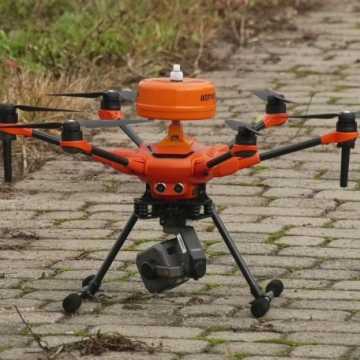 Budżetowy dron lata i kontroluje