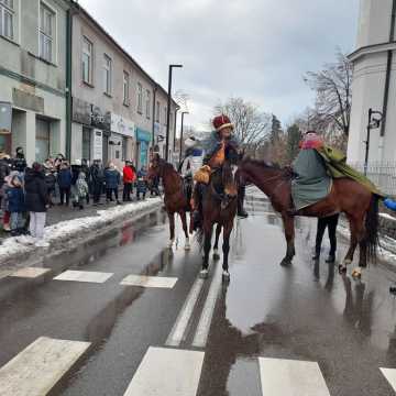 [WIDEO] Orszak Trzech Króli 2025 w Radomsku. „Kłaniajcie się królowie!”