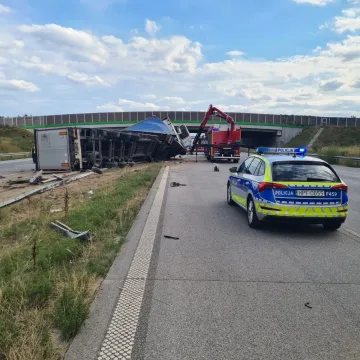 Przewrócona ciężarówka na A1 przygniotła auto osobowe. W środku małe dziecko