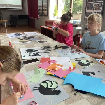 Ozdabiać każdy może. Dzieci tworzyły opoczyńskie koguciki