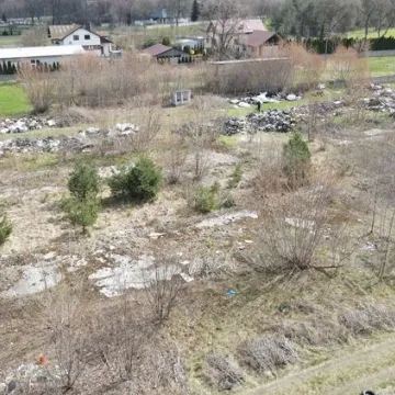 Gm. Gomunice: składowisko odpadów „wyrosło” nieopodal lasu