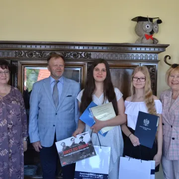 Uczennice PSP 2 w Radomsku z nagrodami Kuratora Oświaty