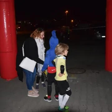 Nocne bieganie po placu targowym 