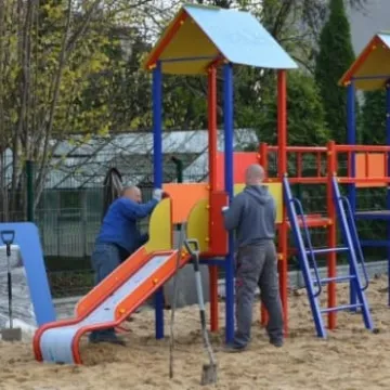 Powstają place zabaw 