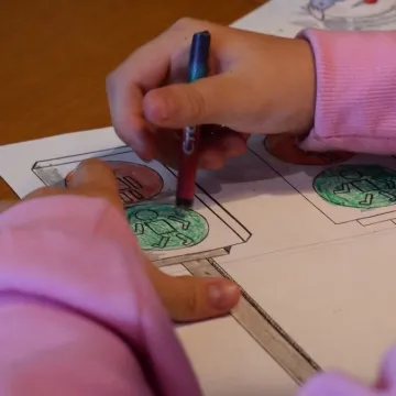 Policjanci pokazali, jak radzić sobie z nieznajomymi i zagrożeniami na drodze