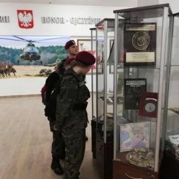Uczniowie „Drzewniaka” z wizytą w jednostce wojskowej 