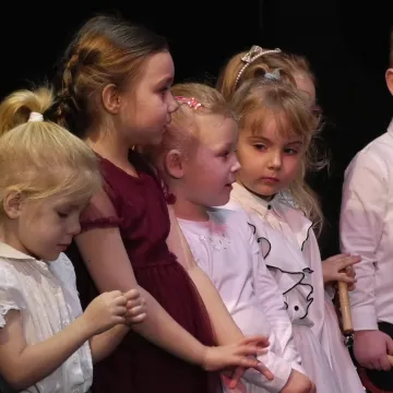 Przedszkolaki recytowały „zimowe” wierszyki w MDK w Radomsku