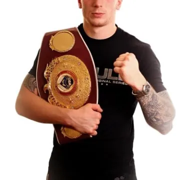 Boks kształtuje charakter. Wywiad z Robertem Parzęczewskim