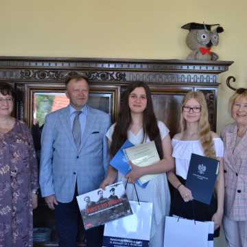 Uczennice PSP 2 w Radomsku z nagrodami Kuratora Oświaty