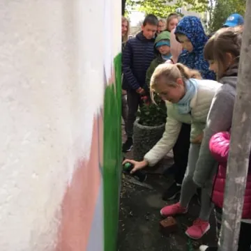 Malowanie muralu w bibliotece rozpoczęte