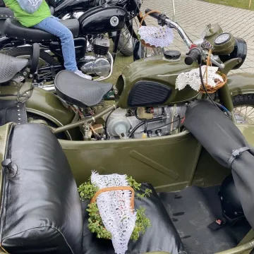 Tłumy motocyklistów i mieszkańców w Strzałkowie. Kolejna Moto Święconka za nami