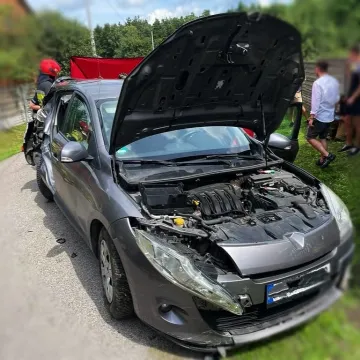 Wypadek w Kalinkach. Trzy osoby poszkodowane. Wezwano śmigłowiec LPR