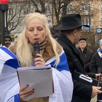 Chanuka w Radomsku. Było odpalenie świec, śpiew i pączki