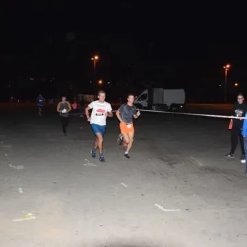 Nocne bieganie po placu targowym 