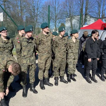 Foto budka, pokazy, poznawanie szkoły. Dzień  Otwarty w ZSP w Kamieńsku